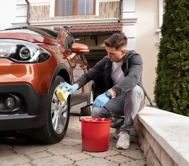 Lavage auto à domicile Técou : professionnel intervenant sur un véhicule